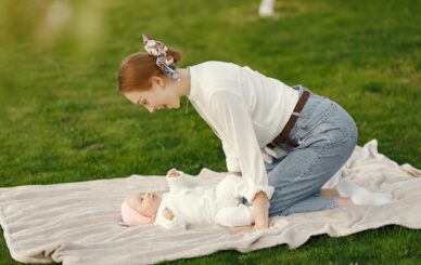 mẹ đang tắm nắng cho bé