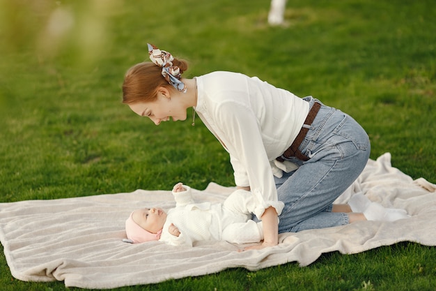 mẹ đang tắm nắng cho bé