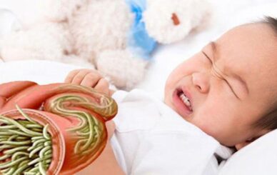 trẻ bị nhiễm giun