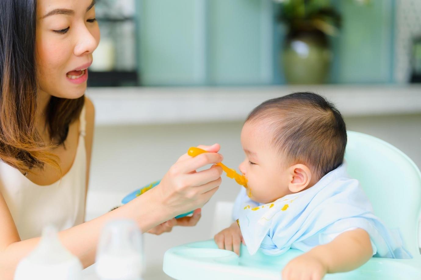 tập cho bé ăn dặm